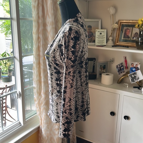 International Concepts snake print pullover shirt w/ gold accent faux pockets - Picture 6 of 13